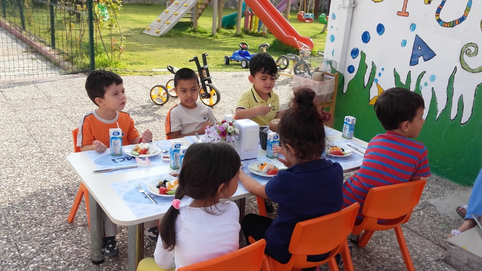 Okyanus Koleji Kolej Ozel Okul Ana Okulu Ilkokul Ortaokul Lise Adana Okyanus Koleji Anaokulu Ogrencileri Bahcede Kahvalti Keyfinde