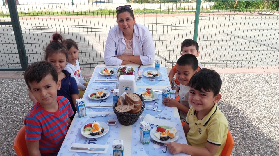 Okyanus Koleji Kolej Ozel Okul Ana Okulu Ilkokul Ortaokul Lise Adana Okyanus Koleji Anaokulu Ogrencileri Bahcede Kahvalti Keyfinde