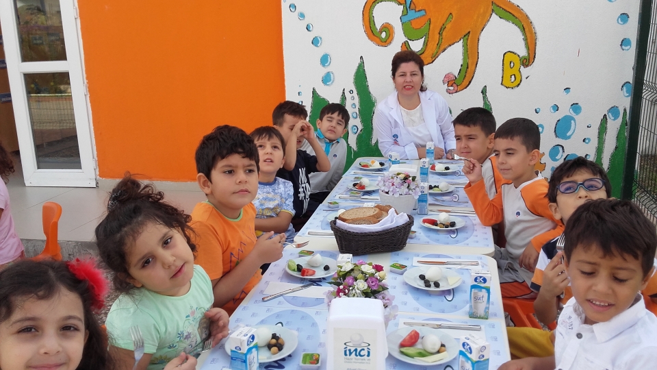 Okyanus Koleji Kolej Ozel Okul Ana Okulu Ilkokul Ortaokul Lise Adana Okyanus Koleji Anaokulu Ogrencileri Bahcede Kahvalti Keyfinde