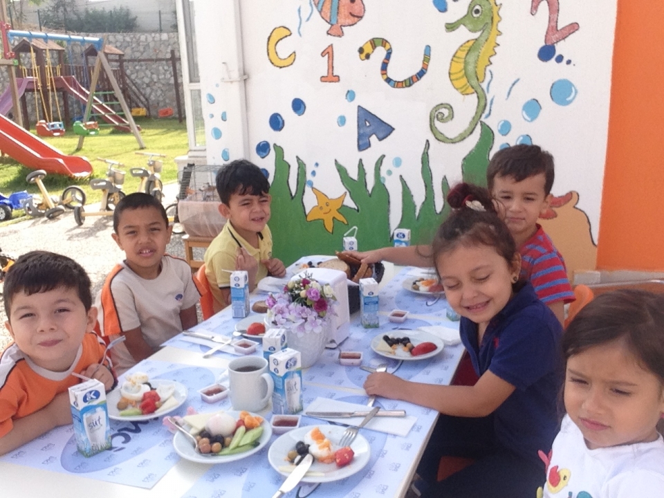 Okyanus Koleji Kolej Ozel Okul Ana Okulu Ilkokul Ortaokul Lise Adana Okyanus Koleji Anaokulu Ogrencileri Bahcede Kahvalti Keyfinde