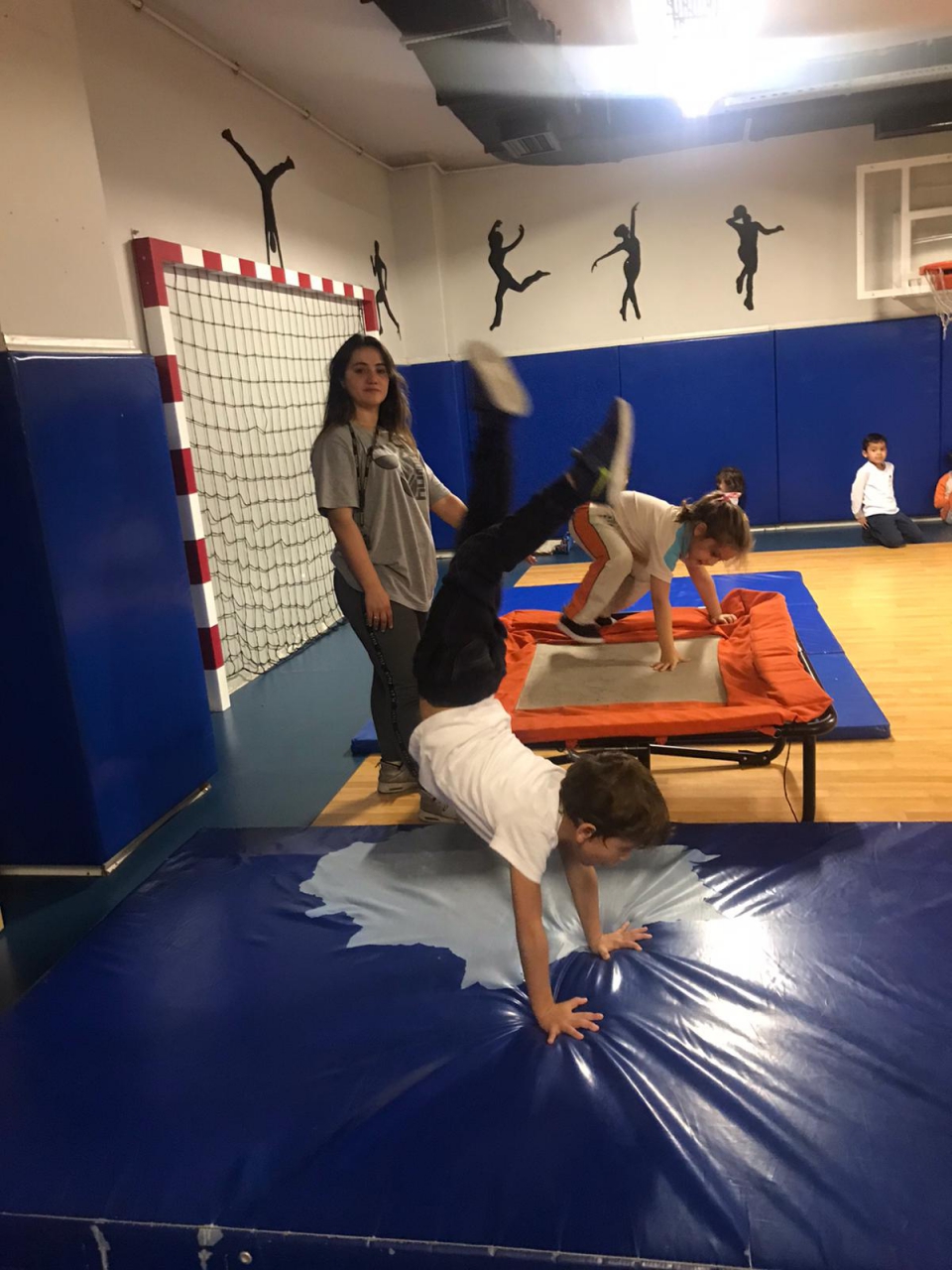 kolej ozel okul ana okulu ilkokul ortaokul lise bahcelievler okyanus koleji okul oncesi a ve b grubu ogrencileri jimnastik ilgi ve yetenek merkezinde okyanus koleji