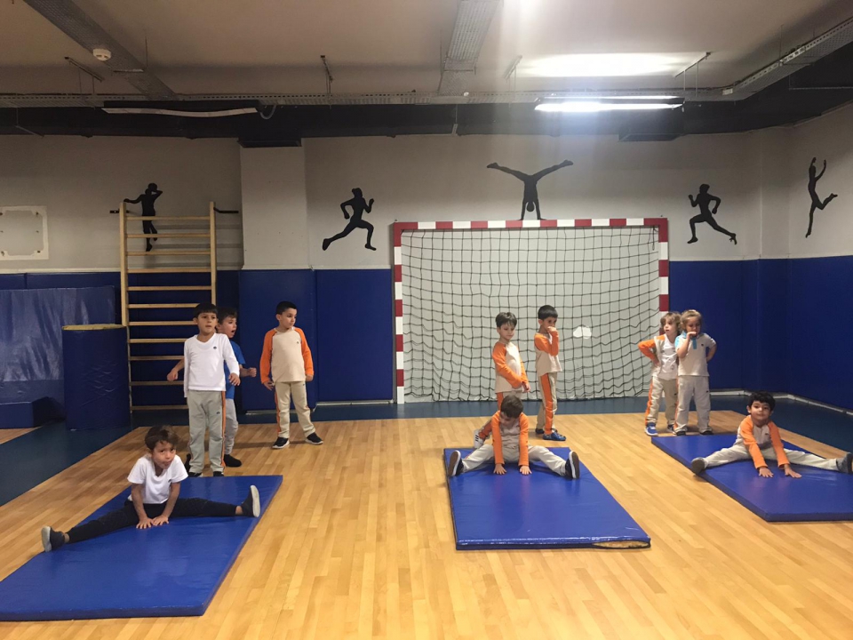 okyanus koleji kolej ozel okul ana okulu ilkokul ortaokul lise bahcelievler okyanus koleji okul oncesi a ve b grubu ogrencileri jimnastik ilgi ve yetenek merkezinde