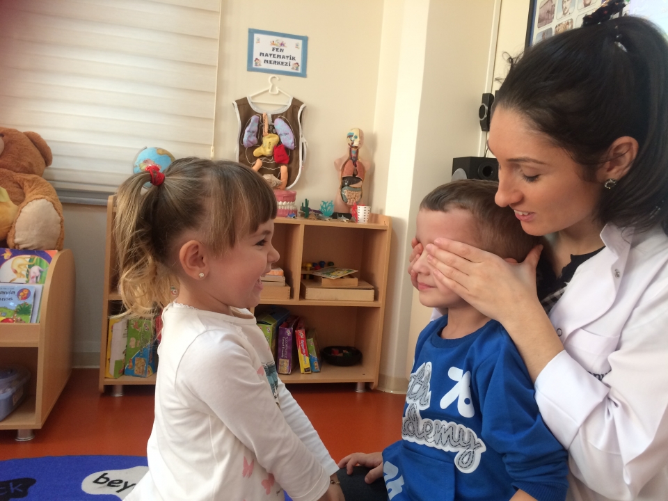okyanus koleji kolej ozel okul ana okulu ilkokul ortaokul lise gunesli okyanus koleji okul oncesi ruzgarlar grubu oyun oynuyor