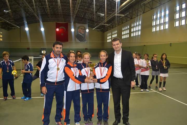Okyanus Koleji Kolej Ozel Okul Ana Okulu Ilkokul Ortaokul Lise Izmir Mavisehir Okyanus Koleji Kiz Tenis Takimi Izmir Sampiyonu Oldu