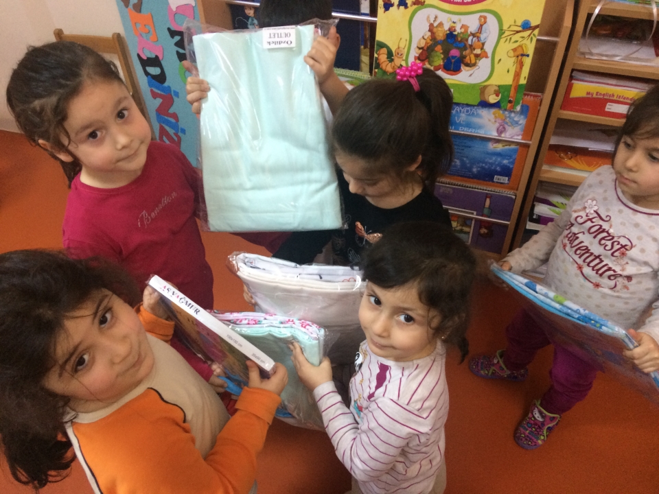 Okyanus Koleji Kolej Ozel Okul Ana Okulu Ilkokul Ortaokul Lise Miniklerden Cocuk Esirgeme Kurumu Ndaki Kardeslerine Hediye