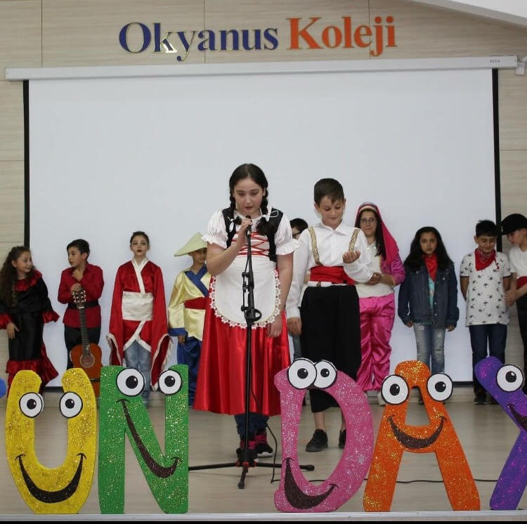 Okyanus Koleji Kolej Ozel Okul Ana Okulu Ilkokul Ortaokul Lise 5 Sinif Ogrencileri Ingilizce Deki Bilgi Ve Becerilerini Birbirinden Guzel Gosteriler Sunarak Aileleriyle Paylastilar