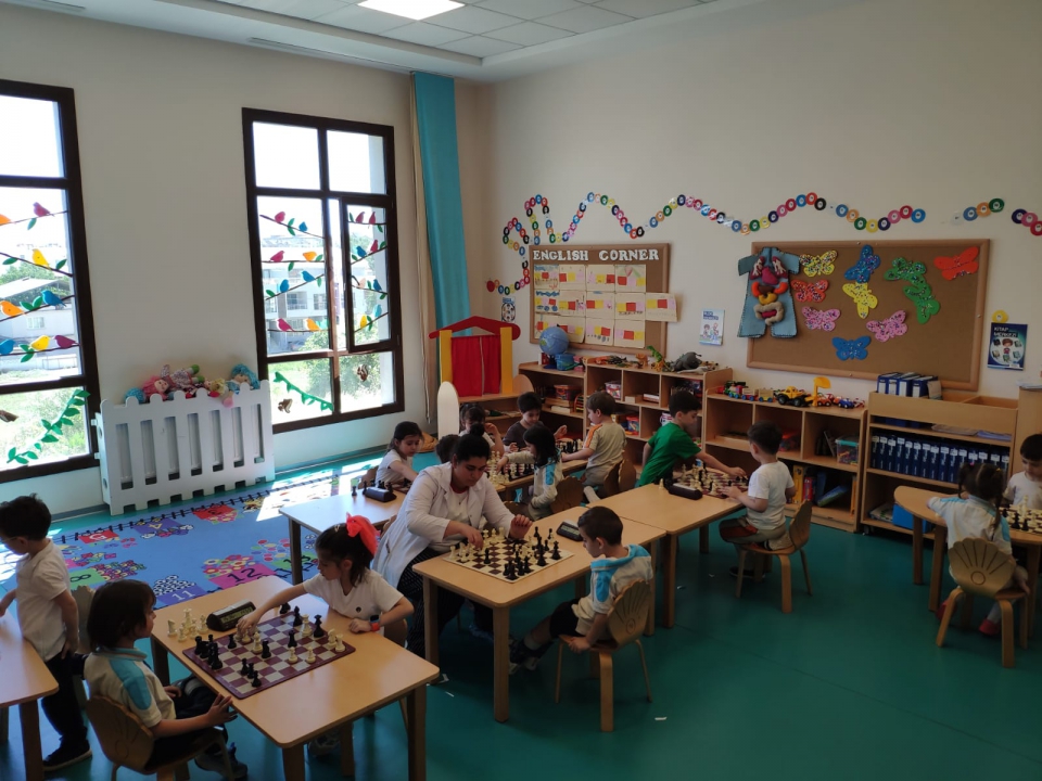 Okyanus Koleji Kolej Ozel Okul Ana Okulu Ilkokul Ortaokul Lise Bursa Nilufer Okyanus Koleji Anaokulu Yildizlar Bulutlar Yunuslar Grubu Ogrencileri Satranc Dersinde