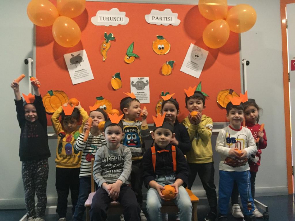 Okyanus Koleji Kolej Ozel Okul Ana Okulu Ilkokul Ortaokul Lise Halkali Okul Oncesi Kuslar Ve Cicekler Grubu Ogrencileri Turuncu Partisinde