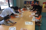 Çekmeköy Okyanus Koleji Balıklar Grubu Aile Katılım Etkinliğinde  Kardan Adam Yapıyor