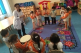 Çekmeköy Okyanus Koleji Okul Öncesi Balıklar Grubu Müzik Dersinde Orff Çalışması Yapıyor