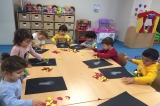 Çekmeköy Okyanus Koleji Okul Öncesi Çiçekler Grubu Sanat Etkinliği Dersinde Ayak Baskısı Yapıyor