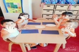 Çekmeköy Okyanus Koleji Okul Öncesi Gökkuşağı Grubu Sanat Etkinliğinde Şapka Yapıyor