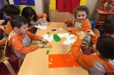 Çekmeköy Okyanus Koleji Okul Öncesi Yıldızlar Grubu Sanat Etkinliği Dersinde Kompozisyon Oluşturuyor