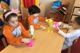 Çekmeköy Okyanus Koleji Okul Öncesi Yıldızlar Grubu Sanat Etkinliği Dersinde Kumbara Oluşturuyor