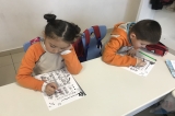 Eryaman Okyanus Koleji İlkokul Kademesi 1. Sınıf Öğrencileri Main Course Dersinde Yer-Yön Bildiren Edatları Öğreniyor