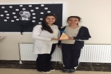 Eryaman Okyanus Koleji İlkokul Kademesinden ''Hikaye Okuma Etkinliği''Kapsamında Ortaokul Kademesinden 7-A Sınıfından Melis UZUNÖZ'e El Yapımı Plaket Hediye Edildi.