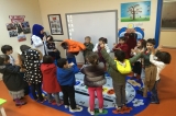 Güneşli Okyanus Koleji Okul Öncesi Gezegenler  Grubu Mont Giyme Oyunu Oynuyor.