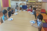 Kemerburgaz Okyanus Koleji  Çiçekler Grubu Fen ve Doğa Etkinliğinde “Eriyen Renkli Şeker Deneyi” Yapıyor