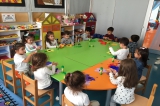 Beykent Okyanus Koleji Okul Öncesi Çiçekler Grubu Sanat Etkinliğinde Renkli Çiçekler Yapıyor