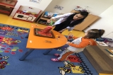 Beykent Okyanus Koleji Okul Öncesi Gökkuşağı Grubu Fen ve Matematik Etkinliğinde Yanardağ Deneyi Yapıyor