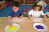 Çekmeköy Okyanus Koleji Okul Öncesi Balıklar Grubu Sanat Etkinliğinde Şemsiye Yapıyor.