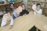 Eryaman Okyanus Koleji Okul Öncesi Kademesi Yıldızlar Sınıfı İngilizce Dersinde Duyguları Tanıtan El Maskesi Yaptılar