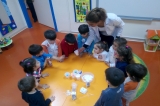 Güneşli Okul Öncesi Balıklar Grubu Renk Şöleni Deneyi Yapıyor