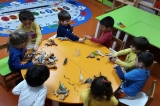 Güneşli Okyanus Koleji Okul Öncesi Çiçekler Grubu Hayvanları İnceliyor