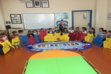 Güneşli Okyanus Koleji Okul Öncesi Çiçekler Ve Rüzgarlar Grubu Renk Partisi Yapıyor