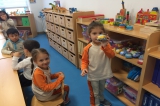 Okul Öncesi Bulutlar Ve Gökkuşağı Sınıfı İngilizce Dersinde Oyuncakları Öğreniyor