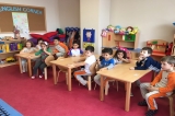 Okyanus koleji Çekmeköy Şubesi Yıldızlar Grubu Fen-Doğa Dersinde Renkler Deneyi Yapıyor