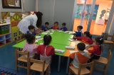 Beykent Okyanus Koleji Okul Öncesi Çiçekler Grubu Sanat Etkinliğinde Sulu Boya ile Damlatma Çalışması Yapıyor