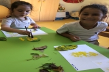 Beykent Okyanus Koleji Okul Öncesi Gökkuşağı Grubu Yaprak Baskısı  Yapıyor