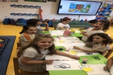 Beykent Okyanus Koleji Okul Öncesi Gökkuşağı Grubu  Sanat Etkinliğinde İp Baskısı Yapıyor