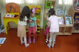 Güneşli Okyanus Okul Öncesi Balıklar Grubu Mandal Takma Oyunu Oynuyor