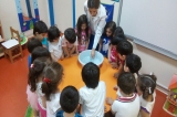 Güneşli Okyanus Okul Öncesi Balıklar Grubu Şişeden Çıkan Baloncuklar Deneyi Yapıyor