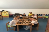 Ataşehir Okyanus Koleji Okul Öncesi Gökkuşağı Grubu Öğrencileri Satranç Dersinde