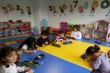 Ataşehir Okyanus Okul Öncesi Deniz Yıldızı Çiçekleri İnceliyor