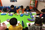 Bahçelievler Okul Öncesi Deniz Yıldızı Grubu Öğrencileri İngilizce dersinde Family (Aile) konusunu pekiştiriyor.