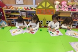 Beykent Okyanus Koleji Okul Öncesi Çiçekler Grubu Sanat Etkinliğinde Kahvaltı Tabağı Yapıyor