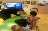 Beykent Okyanus Koleji  Okul Öncesi Gökkuşağı  Grubu Öğrencileri Aile Katılımı Etkinliğinde Küflenen Elmayı İnceliyor...