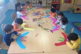 Çekmeköy Okyanus Koleji Okul Öncesi Balıklar Grubu Sanat Etkinliğinde Tavşan Şapkası Yapıyor