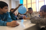 Eryaman Okyanus Koleji İlkokul Kademesi 3/B Sınıfı '' Patlamaz Balon '' Deneyi Yaptı