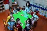 Güneşli Okyanus Koleji Okul Öncesi  Çiçekler Grubu Suda Batan Cisimler  Deneyi  Yapıyor