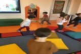 Kemerburgaz Okyanus Koleji Çiçekler Grubu Oyun Etkinliğinde Minder Kapmaca Oyunu Oynuyor.