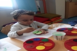 Mavişehir Çiçekler Grubu Sanat Etkinliğinde Elma Baskısı Yapıyor