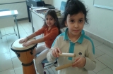 Incek anaokulu kademesinde gezegenler sinifi müzik dersinde djembe ve ritm çubukları ile grup calismasi yaptilar.