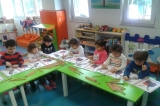 Ataşehir Okyanus Koleji Anaokulu Çiçekler Sınıfı Kitap Çalışması Yapıyor