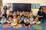 Bornova Okyanus Koleji Okul Öncesi Bulutlar Sınıfı veli katılımı etkinliğinde kuru buz deneyi yaptılar.