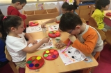 Gezegenler Grubu Öğrencileri Resim Etkinliğinde Pipet ve Sulu Boyalar ile Üfleme Tekniğini Uyguladılar.